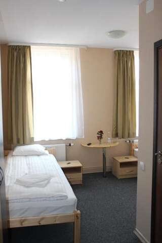 Отель Windrose Лиепая Двухместный номер с 2 отдельными кроватями и собственной ванной комнатой-1